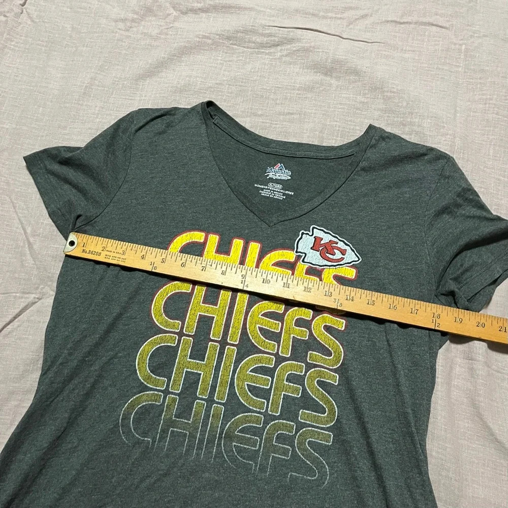Kansas City Chiefs Women's V Neck T-Shirt Grey Size XL Majestic Football Kelce - Picture 6 of 6